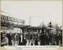 A Guimard entrance can be seen in the background, demolished since 1933