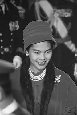 Queen Sirikit of Thailand wearing a close-fitting variation on the lampshade, incorporating ruching and slightly flared brim in 1960