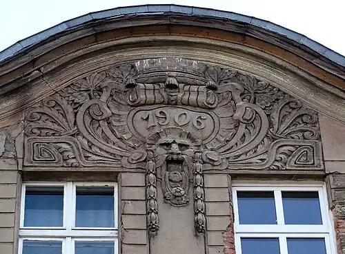 Decoration of the top wall gable on the street