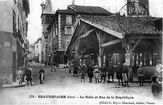 The covered market and the rue de la République, in 1908