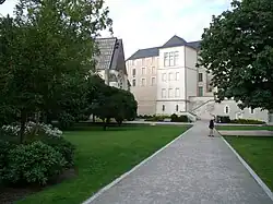 Allée dans l'enceinte.