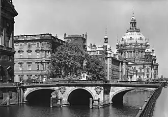The statue on the Rathaus Bridge with Berlin Palace and Berlin Cathedral in 1936