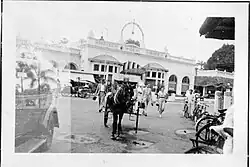 Traffic in the street in front of the Hotel de Boer in 1936