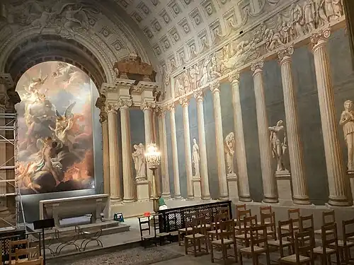 Side view of the trompe-l'oeil decoration