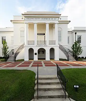 The front entrance of the Colleton County Courthouse