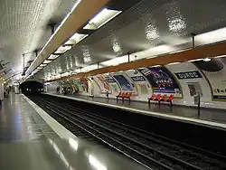 Line 13's platforms before the installation of platform screen doors