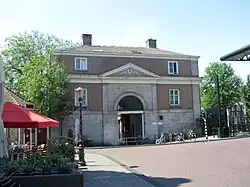Poortgebouw on the Kadijksplein, next to the bridge over the Nieuwe Herengracht