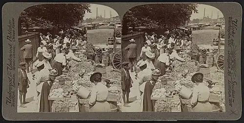 Outside vendors in front of the Center Market