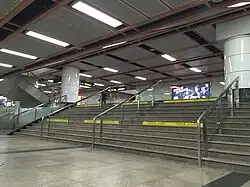Transfer stairs to Line 1 in the middle of Line 2 Platform 7