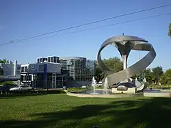 Monument to the Apple and the Museum of Natural History, one of the world's foremost dinosaur fossil displays