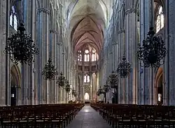 Nave, with 21-meter-high piers of the grand arcades