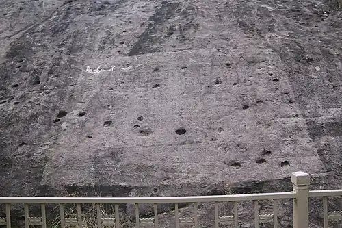 "Ji En Poem" inscription on the cliff.