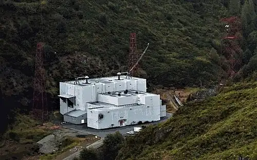 Transmitter building. From the two bushings on the roof, cables supply power to two feed buses which extend both directions along the valley and connect to the overhead antenna wires.