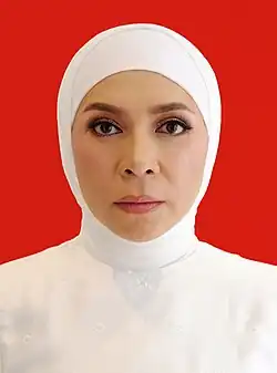 Head shot of Goeslaw in front of a red background