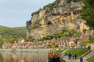 La Roque-Gageac, a village between cliff and river