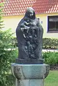 Bronze sculpture „Mantelmadonna“ (Judith von Eßen, 1991)