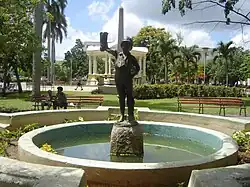 Between the fountain with the Niño statue and the Glorieta is an obelisk honoring the city's first priest