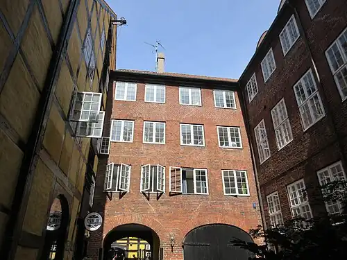 The wing separating the two courtyards from each other, viewed from the first courtyard