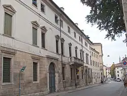 Palazzo Capra Querini, facade
