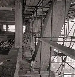 Details of the scaffolds and armor of the concrete during construction in 1956