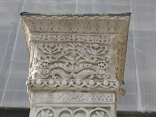 Byzantine acanthuses on the cornice at the top of the Pilastri Acritani (Pillars of Acre), originally in the Church of St. Polyeuctus, later taken and now displayed in the Piazzetta di San Marco, Venice, unknown architect or sculptor, 524-527[8]