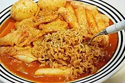 Rabokki (tteokbokki with ramyeon noodles)