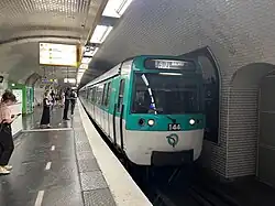 Line 8 platforms at République