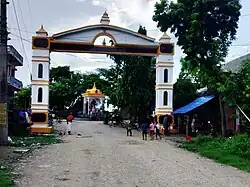 Statue and entrance gate at Ramagrama stupa