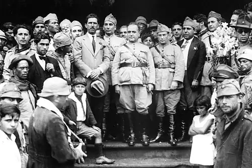 Getúlio Vargas in uniform, surrounded by a large group of people
