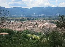 The city centre of Rieti as seen from San Mauro hill, east of the city. In the background, the Rieti valley enclosed by the Sabine mountains; in the foreground, the Velino river.