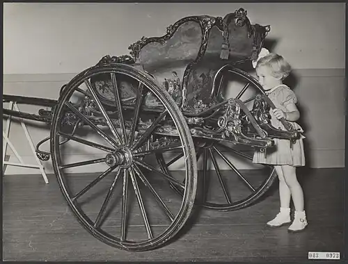 Elaborate decorations on this sjees