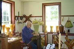 Shaker broom vise working operation