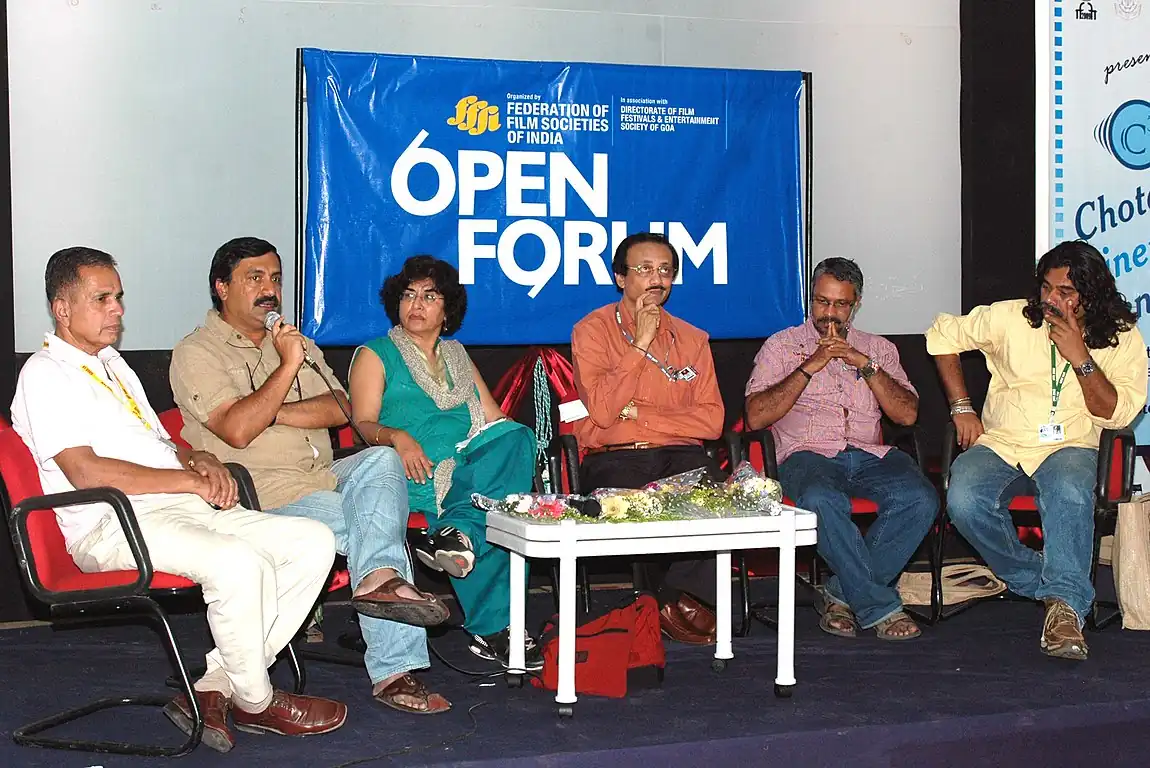 Shri V.K Prakash, Shri M.R. Rajan, Shri Devan Nair, Ms. Meera Dewan and Shri Gajendra Ahire speaking at an open forum on the topic of “Are Ad films & Non-feature films stepping stone to feature films”.jpg