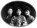 The three Soong sisters in their youth, with Soong Ching-ling in the middle, and Soong Ai-ling and Soong Mei-ling on her left and right.