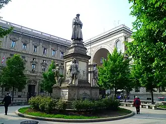 Monument to Leonardo