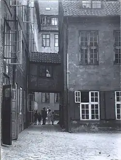The courtyard with part of the intermediate wing (Mellembygningen)