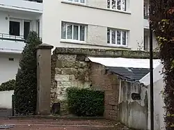Impasse Adrien-Deslondains: the wall of the Santé bastion and its molding are partially preserved.