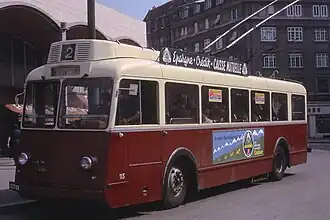 Photographie en couleurs d'un trolleybus rouge et blanc