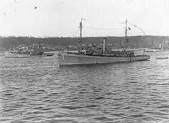 USS Lapwing (AM-1) and other ships of the squadron anchored in the Hudson River, off New York City