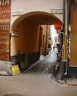 Epistle 28 is set in Yxsmedsgränd, an alley in Stockholm's Gamla stan.